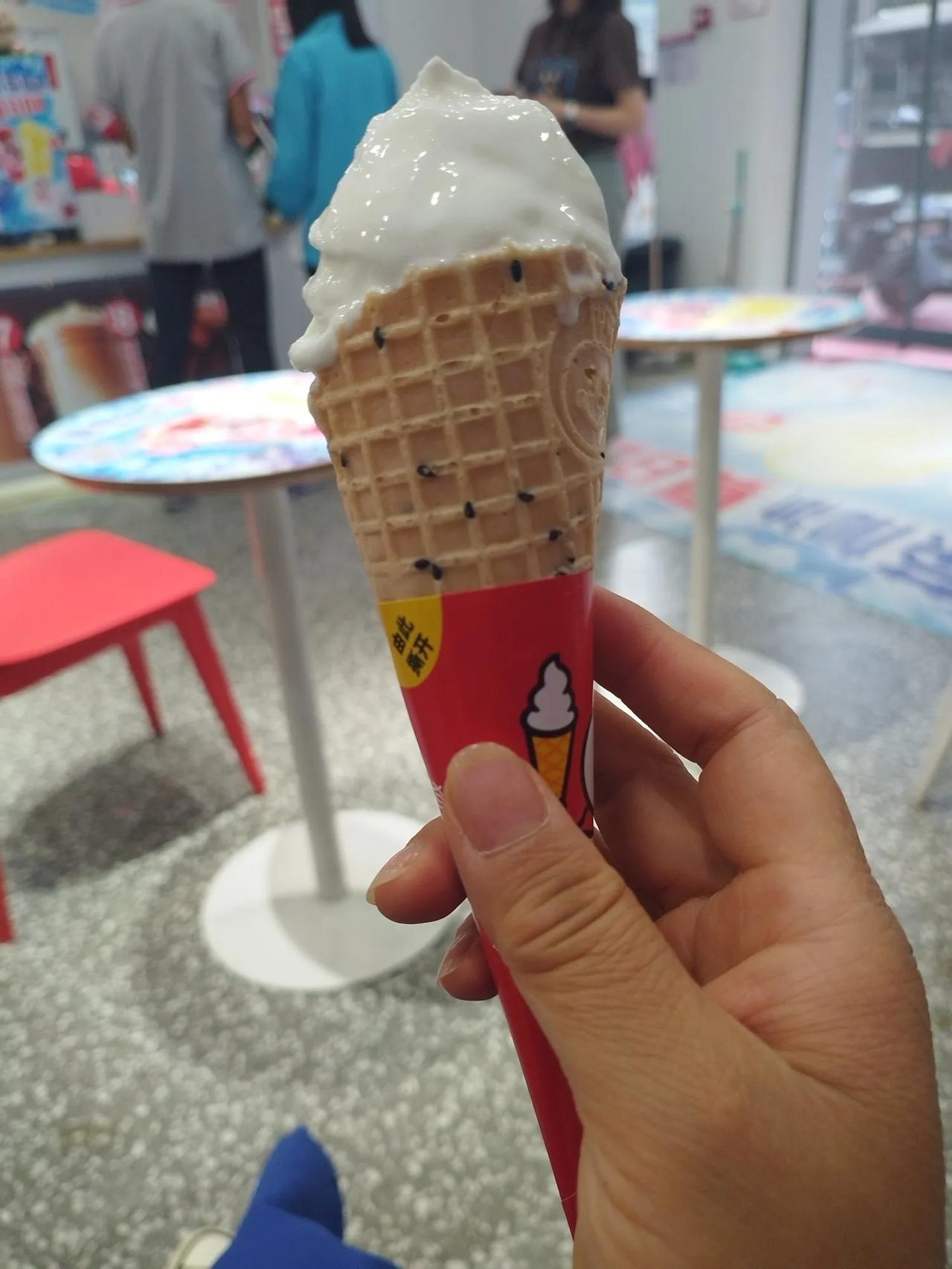 这么大一个甜筒冰激凌才两块钱，味道不输大牌，不知道老板怎么做到的，难怪每次店里都