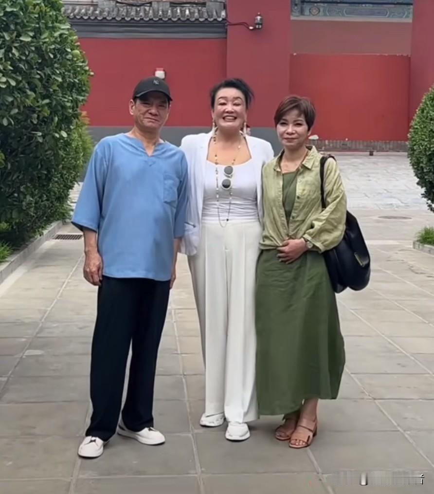 今天，张兰更新微博视频。在视频里，张兰说，明天就是汪小菲和马筱梅的大喜日子，她和