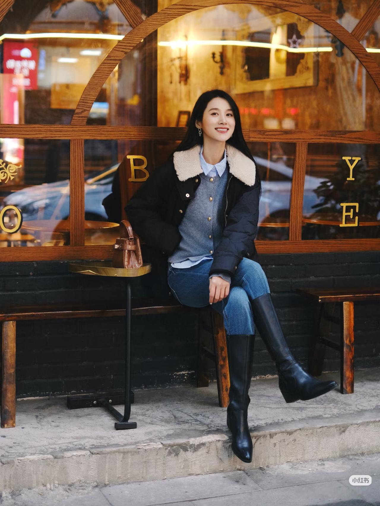 雪中倚栏笑，寒意入眉梢。