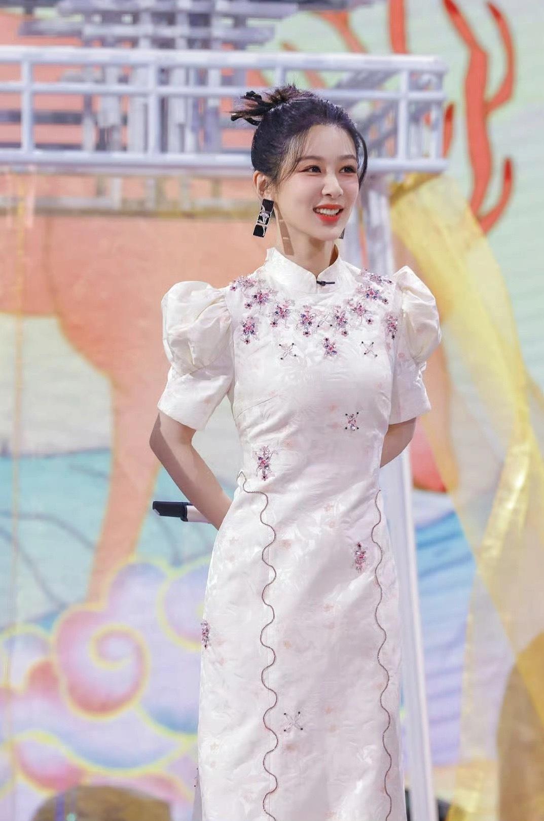 杨紫旗袍造型图……希望玉兰花开君再来剧组多给紫紫设计一些好看的旗袍啊[期待