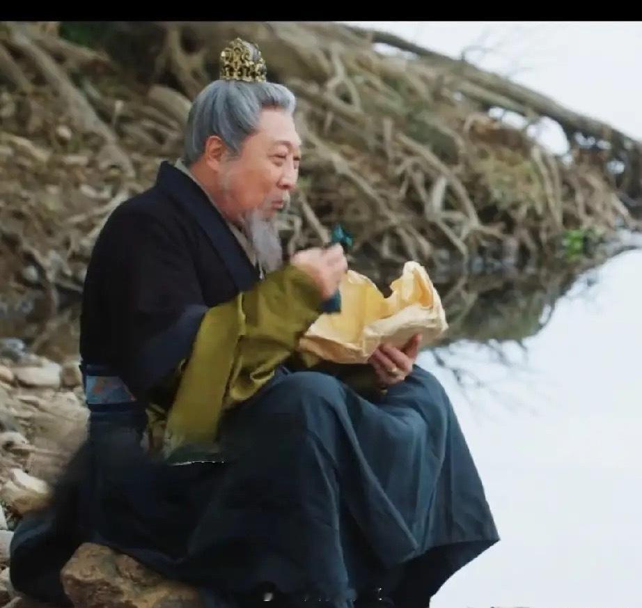 《长安二十四计》杨储豪终究还是死离开路上、坐河北休息时、冷不防的被人举起石头砸中