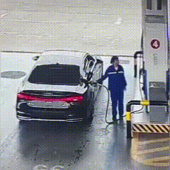 万万没想到！安徽合肥，一加油站内，加油员像往常一样引导车辆进站，一辆黑色奥迪车缓