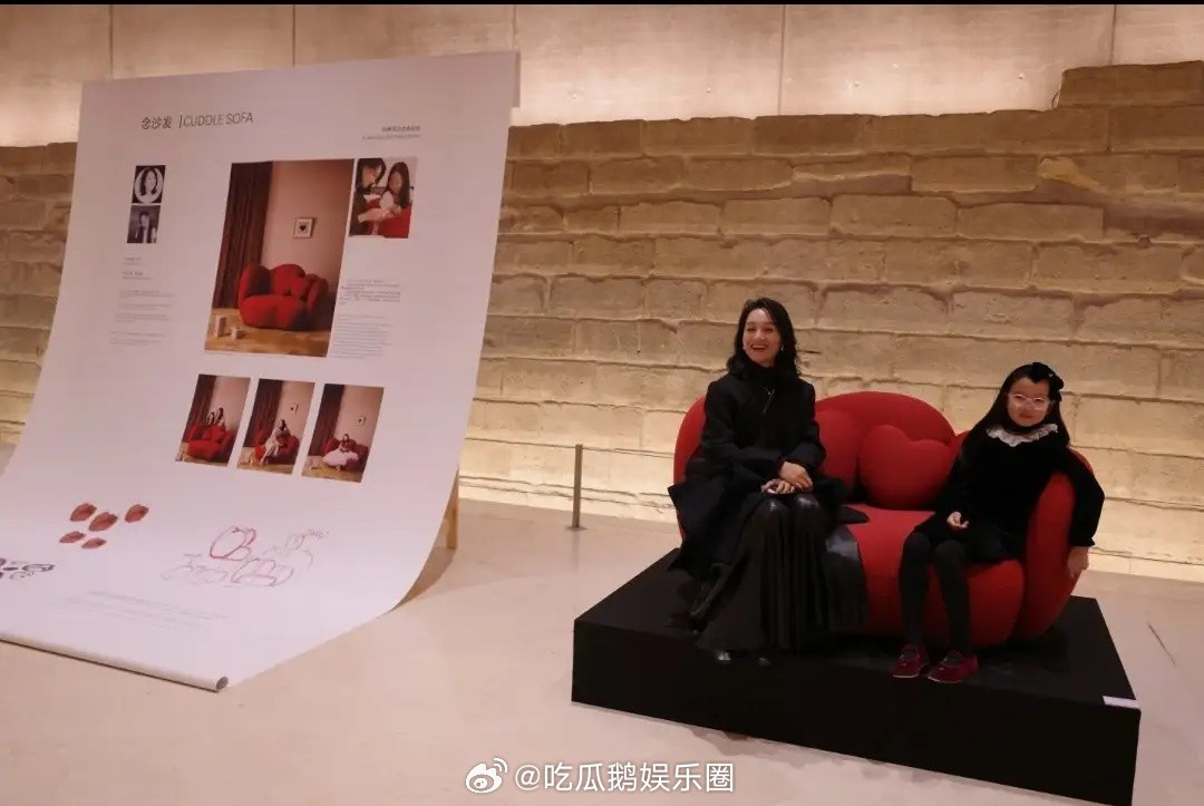 周一围女儿作品在卢浮宫展出，8岁念念打扮老气，朱丹笑得好自豪！​​​