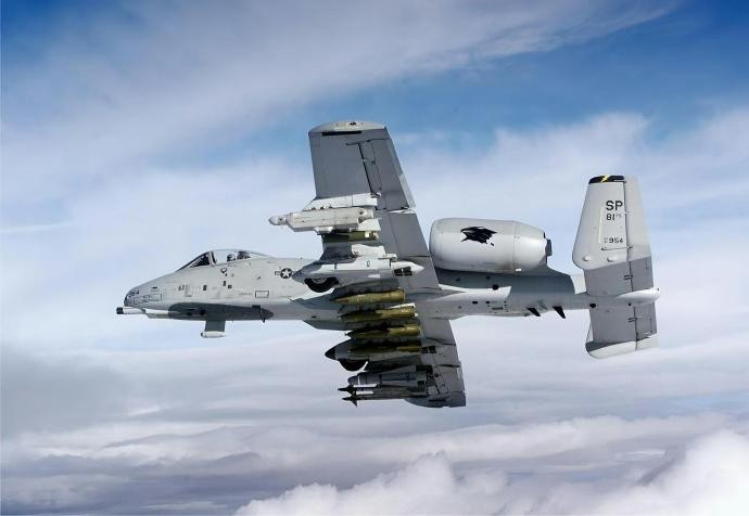 每天认识一件兵器美国A-10“雷电Ⅱ”攻击机A-10是美国费尔柴德公司研制的双