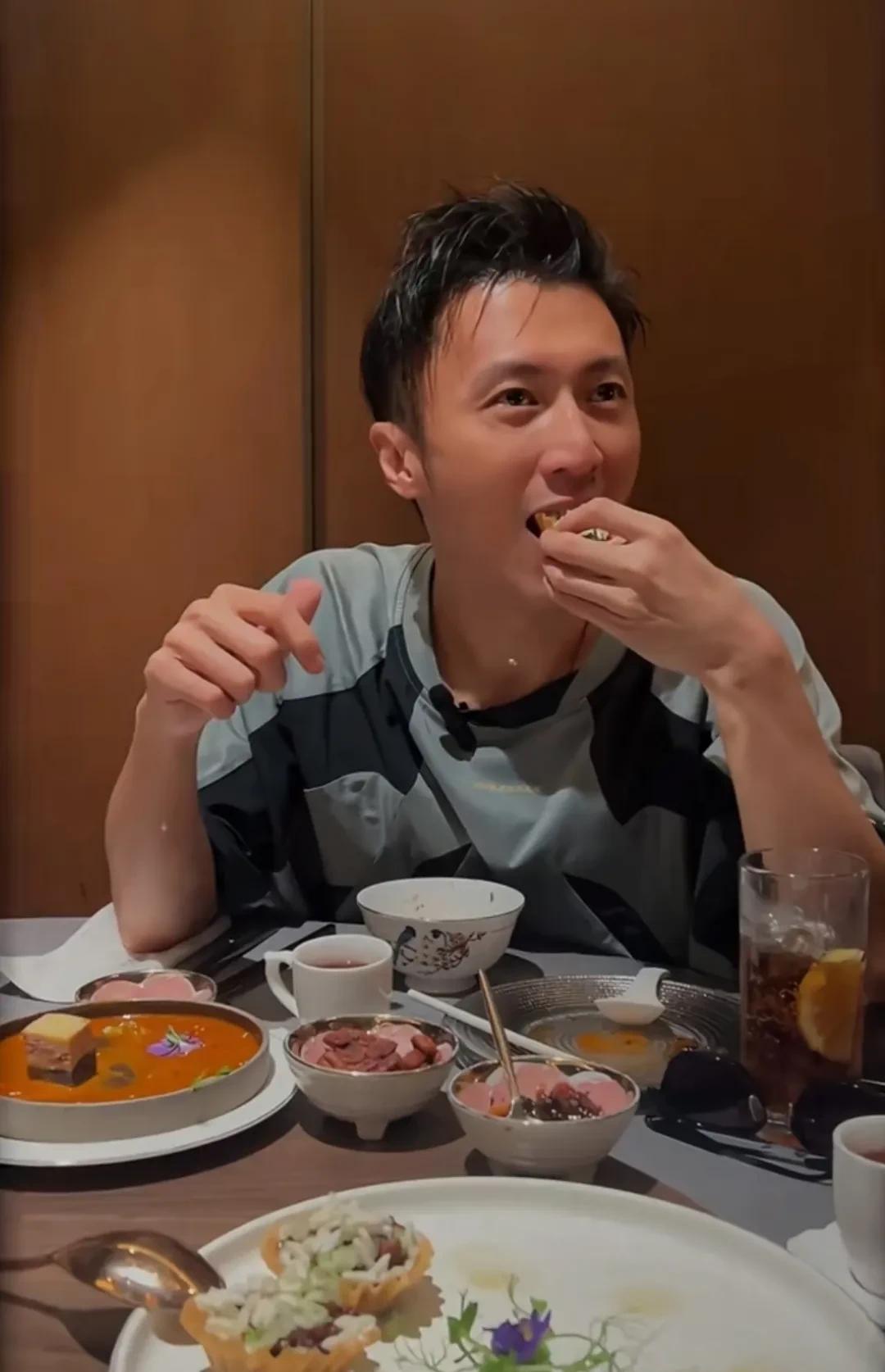谢贤是真的老了啊！谢霆锋邀请父母聚餐，妈妈狄波拉头发浓密，皮肤白皙，打扮时尚，