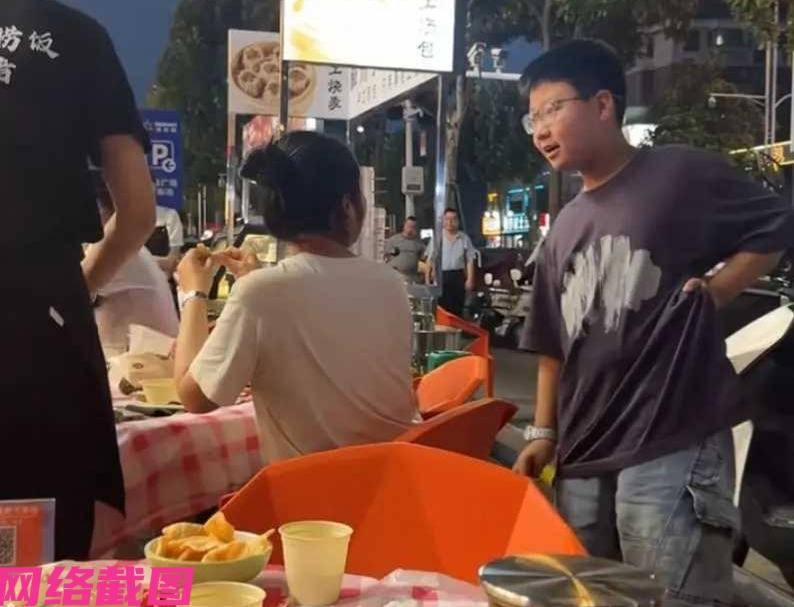 有妈妈带着自己孩子在一家店内吃烧烤时，突然看到前桌的女子很眼熟，有点像自己大学同