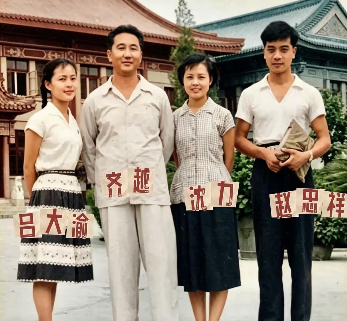 9月18日，一张多年前的合影被翻出来。照片里是新中国最早一批电视播音员：沈力、吕