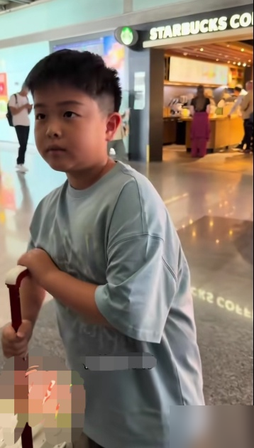陈思诚这基因，简直是在儿子脸上直接复制粘贴。网友晒出朵朵近照，五官、神态、身板，活脱脱一个小陈思诚，