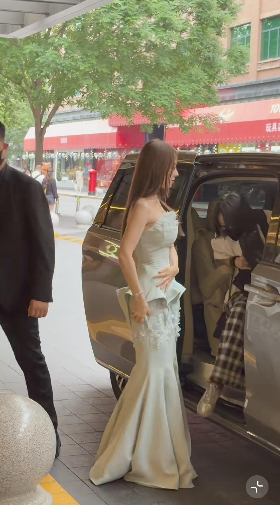 吉娜再现A4纸小蛮腰，原来腰好不好看跟衣服有很大关系，这次她穿的衣服比较得体，于