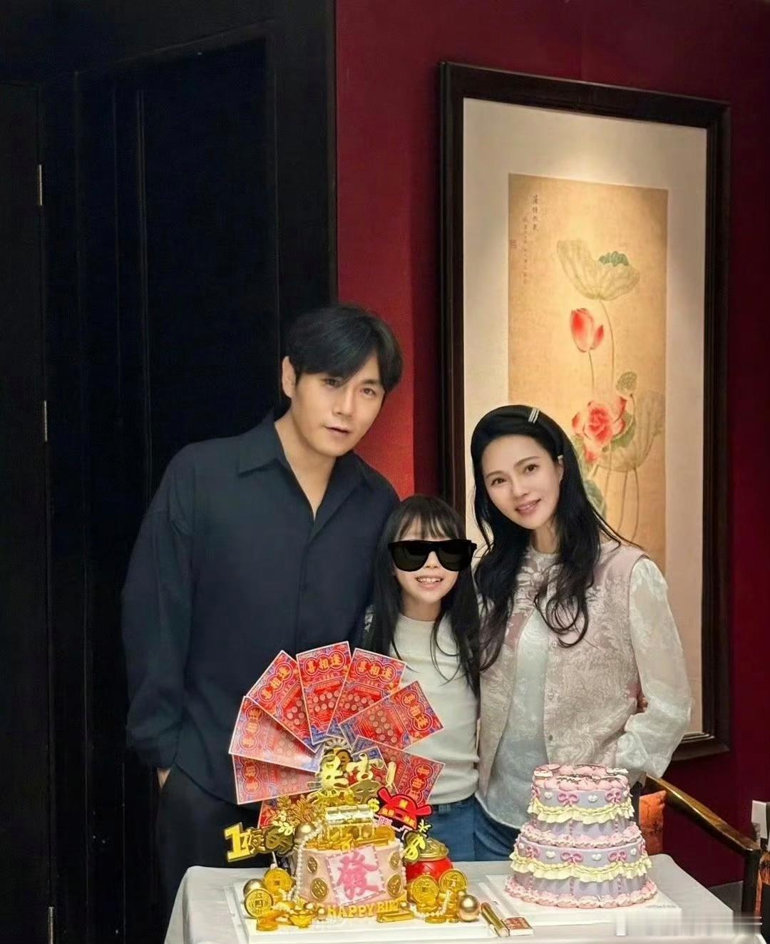 秦昊真是女儿奴，去哪都要给女儿报备，回家女儿也很粘爸爸还要一起睡，把秦昊当芭比娃