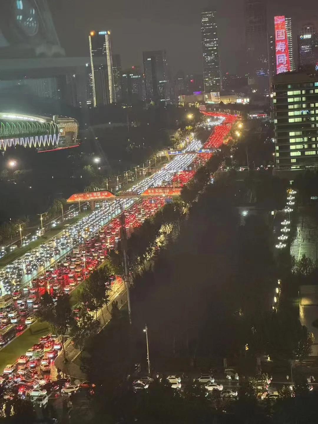 济南暴雨我已经不敢想象晚高峰的经十路会堵成什么样了...下班+晚上+下雨=骑电驴