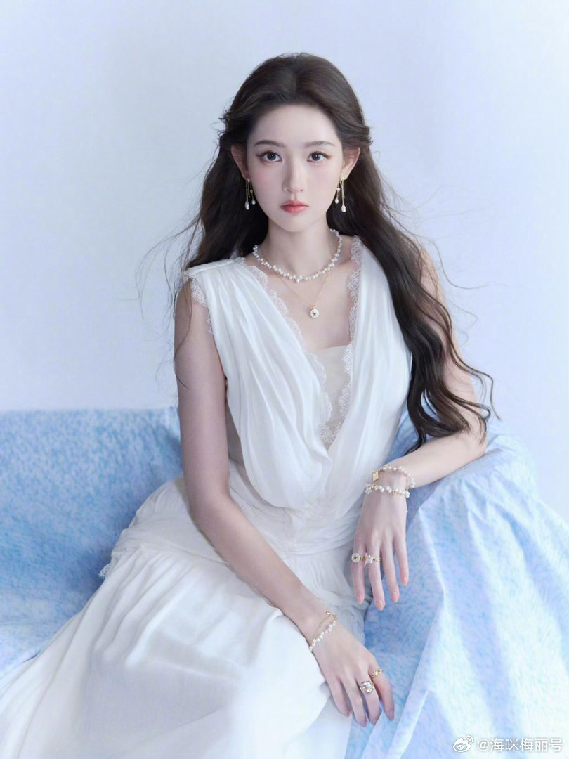 王玉雯18岁到29岁颜值变化从18岁青涩校花脸到29岁氛围感女神，王玉雯颜值蜕变