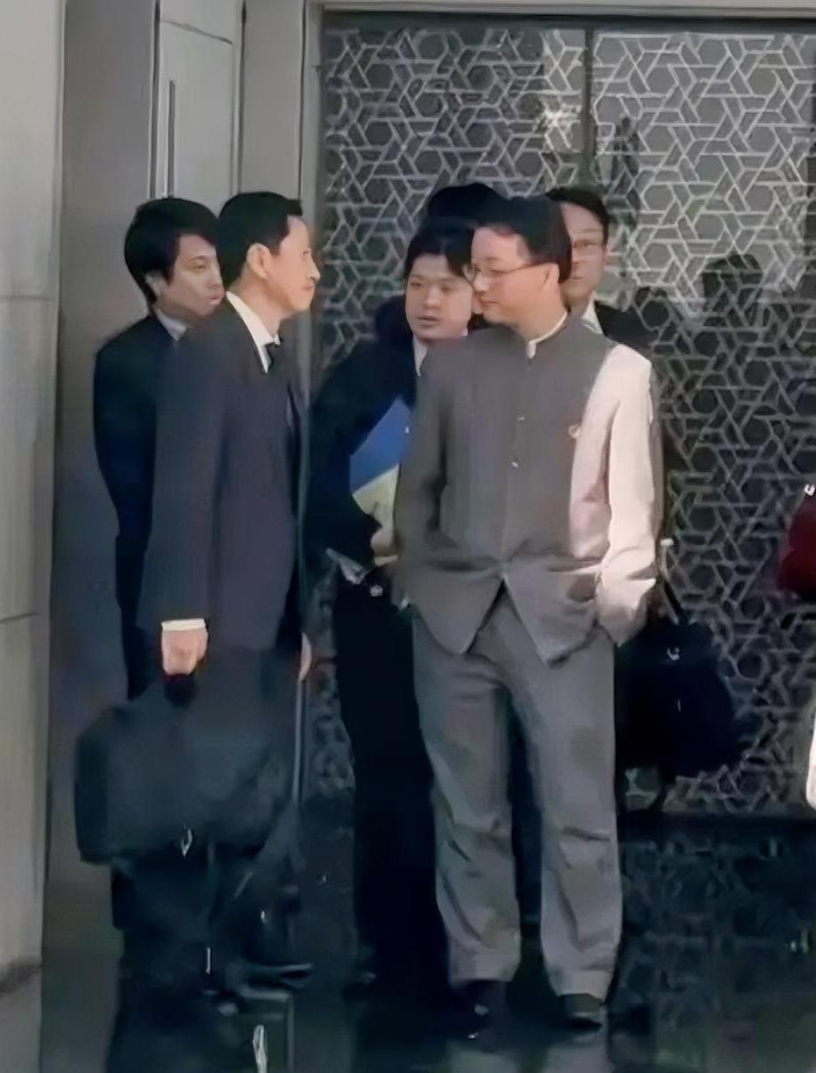 一张照片刷屏！外交场上从无虚言，实力才是最硬的话语权！镜头里，我国外交部