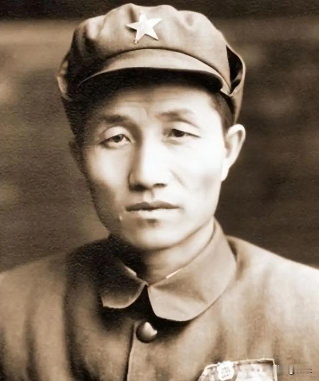 红军时期，他担任过红25军的军长和政委，长征结束后到达了陕北，出任了红15军团的