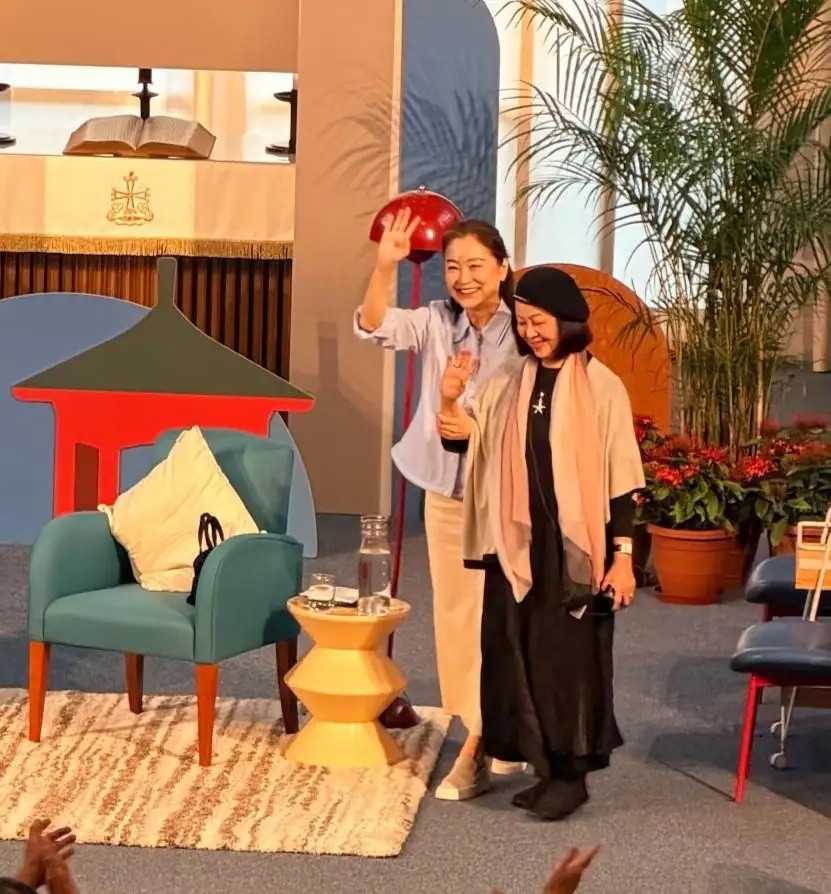 72岁林青霞现身香港中文大学开讲座，她的穿衣打扮优雅，虽然脸部皮肉松弛了，也有了