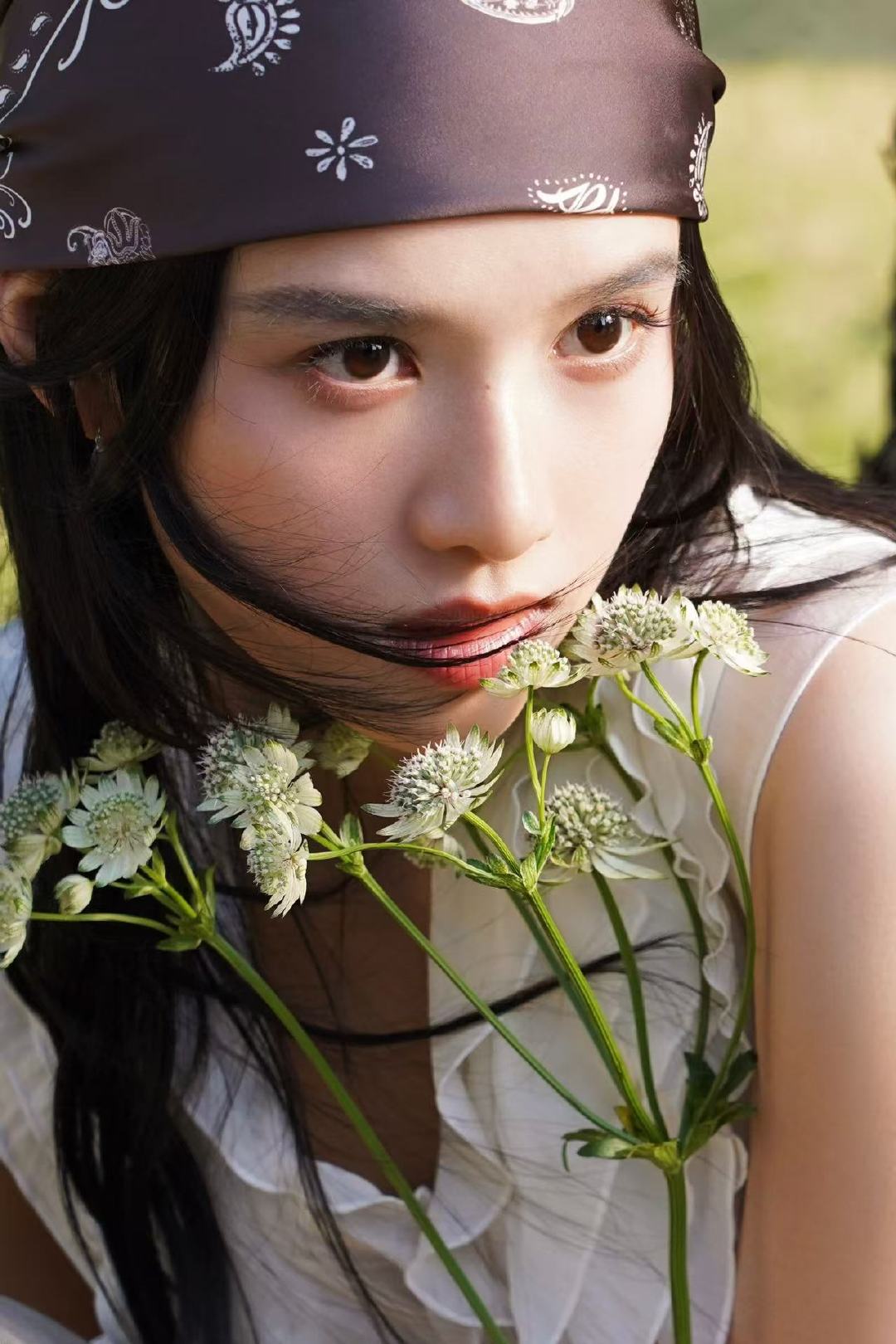 张婧仪氧气感大片张婧仪绿野大片好爱这组照片，比香味先闻到的是氧气感