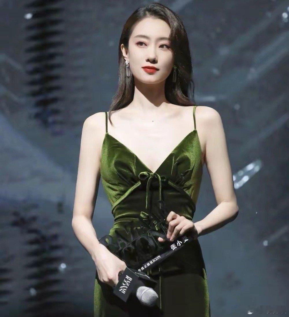 千万别小瞧资本的力量，张小斐就懂为什么忽然间看不见张小斐了呢？手握50亿票房的女