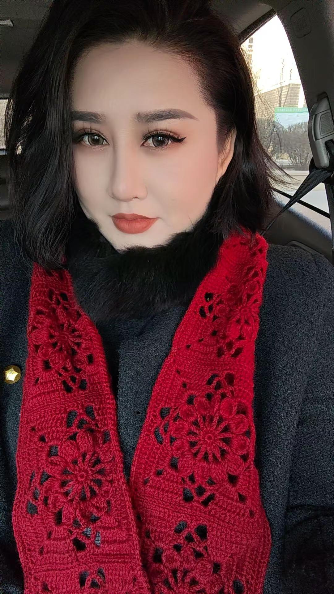 哈哈，完成，两天就完成了，我也拥有三万三的围巾了哈哈，有手艺就是不求人