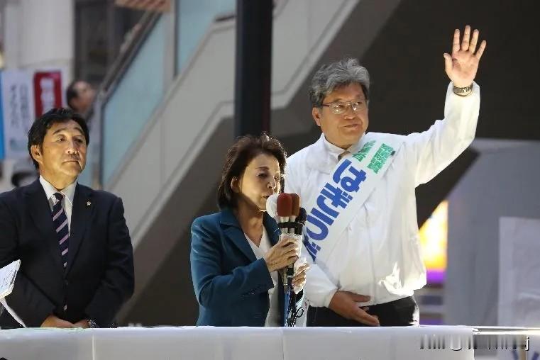 日本政客又来给我们递刀子了！真是一波未平一波又起！日本政坛的浑水，可谓