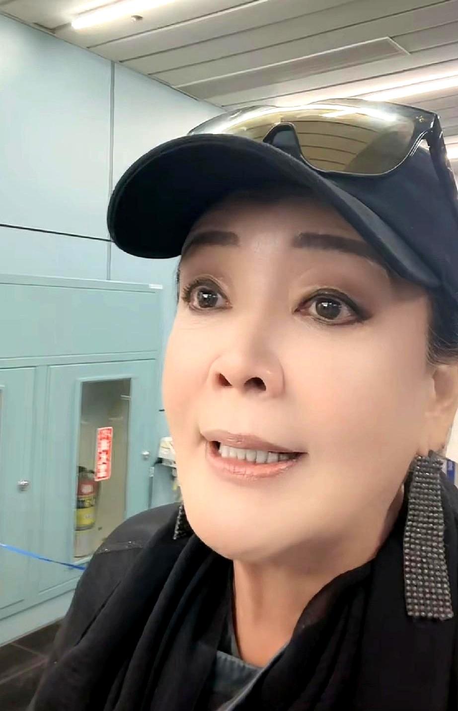 兰姐机场一幕刷屏：60岁拒绝助理，一句“这点事”太戳心！刚出机场的兰姐，第一件