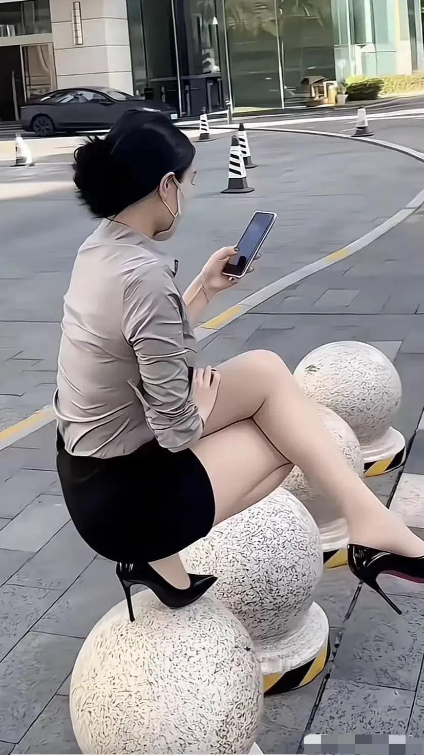 广东深圳，有一名男子跟朋友相约去吃饭，在路边看到一名女子穿着高跟鞋，单脚蹲在圆石
