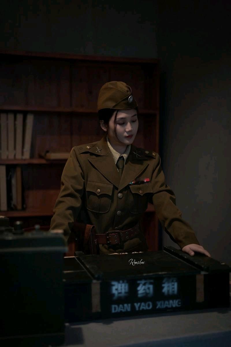 一个军统女特务，1951年被抓，按当时的政策，够枪毙好几回了。审她的时候，她不