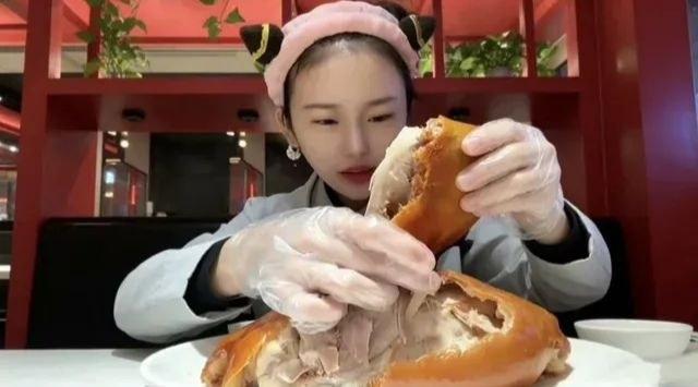 24岁的姑娘，身高162厘米，全身只剩70斤。在直播介绍中，她的胃，一顿能装