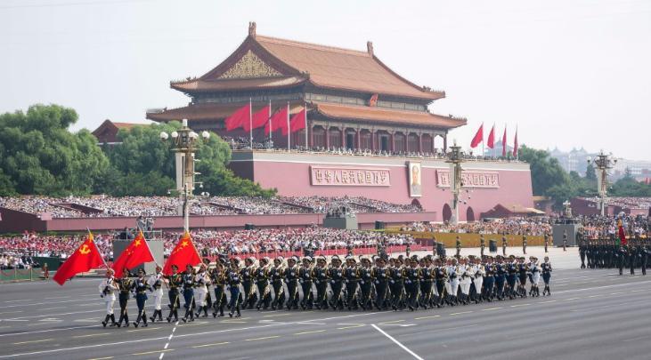 破防了！科技大佬阅兵观礼引热议这才是当代企业家的担当当雷军向抗战老兵深深鞠躬