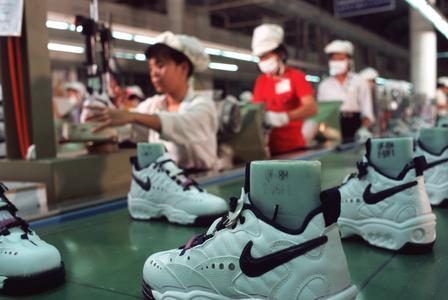 中国供应链养了耐克20年，它转头跑去东南亚结果越搬越穷从2000到2021年