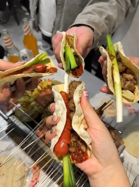 淄博烧烤的“出圈”与随后的虚假政绩而衍生的形式主义问题，确实成为观察中国地方治理