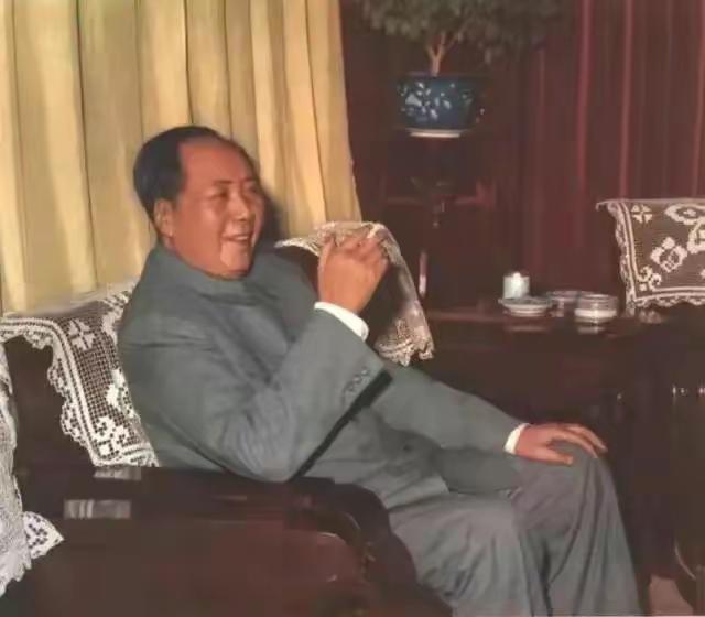 周恩来曾评价：毛主席在中国革命的四个阶段都是正确的，都是代表中国人民的正确方向。