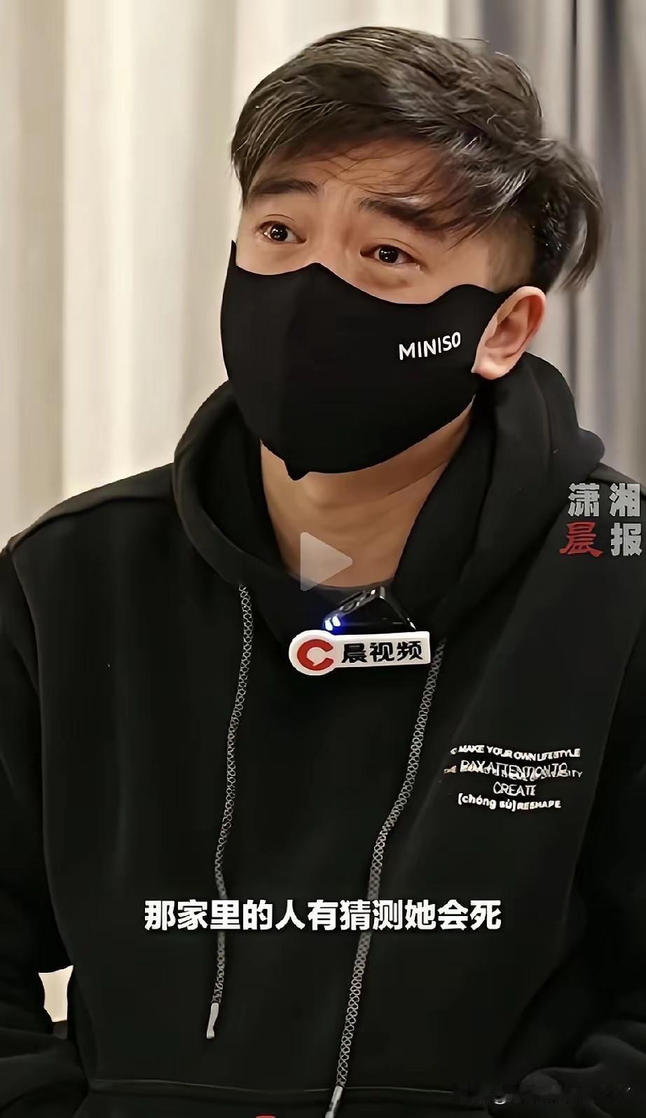 38岁的黄平，一想到妈妈被人活活掐死，在1.5米的花坛里蜷了28年，眼泪就像断了