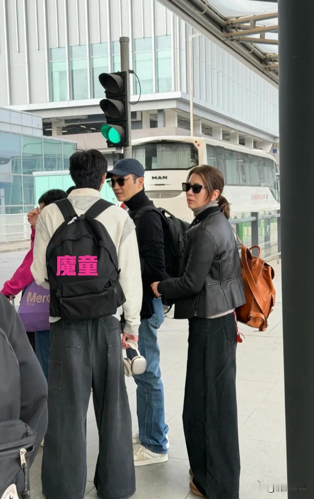 张智霖一家三口现身机场，准备外出旅游，一家子都是大长腿啊！路人镜头下的他们，是