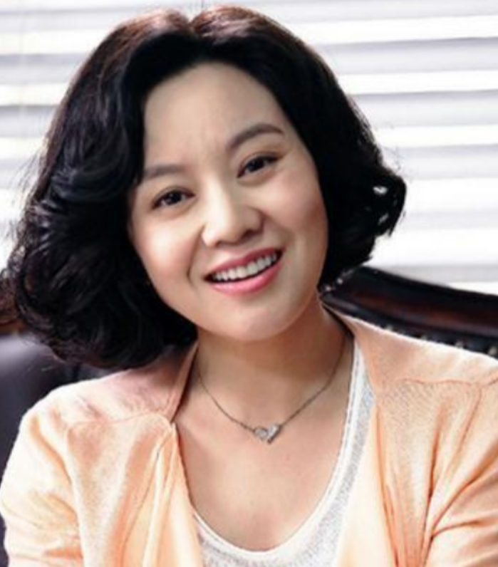 2007年一天，闫妮去买房，售楼小姐看她衣着普通，就随便一指：“这套不错，400