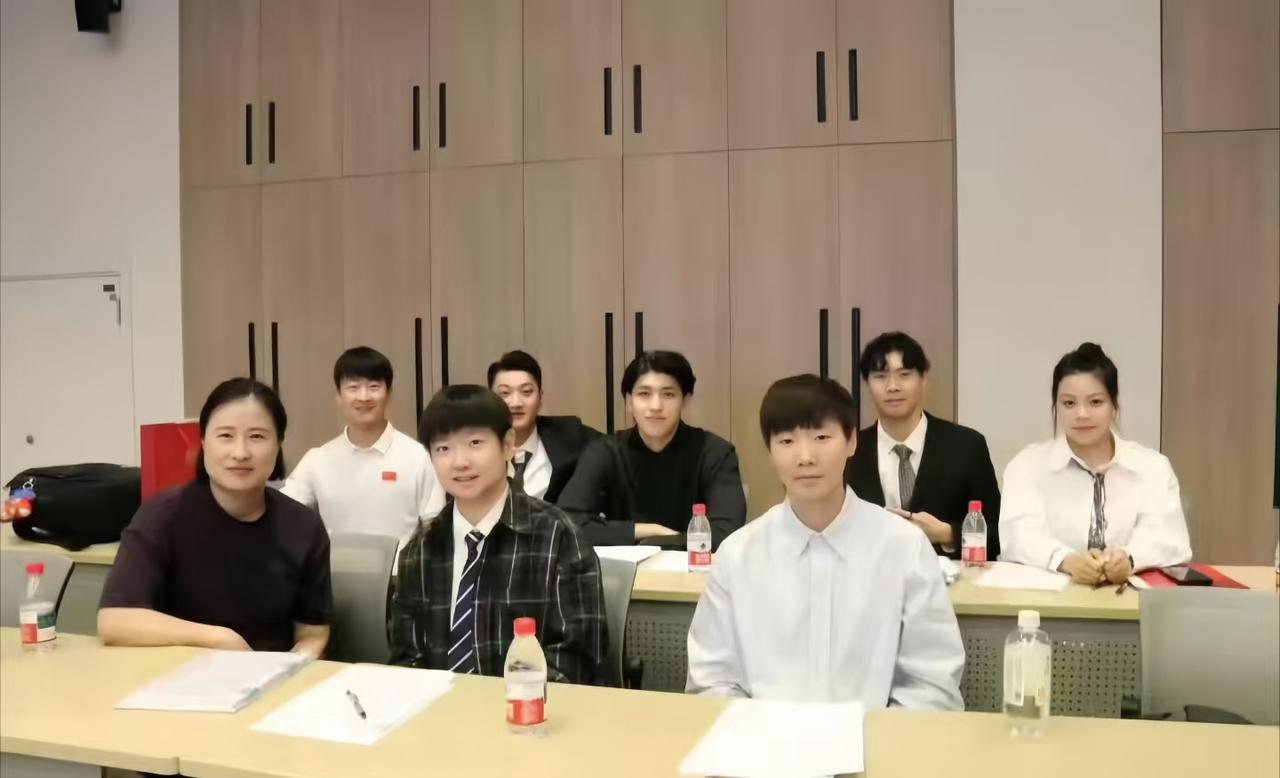 孙颖莎王曼昱在上海交大参加本科毕业会议与同学合影。同时毕业的还有长相帅气的浙江游