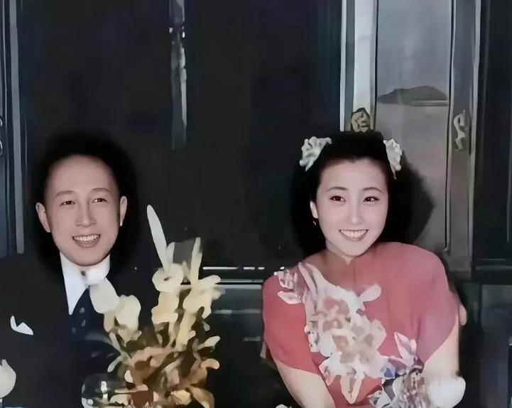 1947年的上海，春日的阳光打在外滩的石板路上，一个36岁的男人提着行李箱从美国