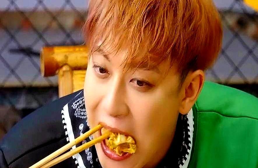 一碗炒饭，他吃成热搜黄子韬把蛋炒饭扒拉到镜头前，筷子没停，黄晓明在旁边提醒