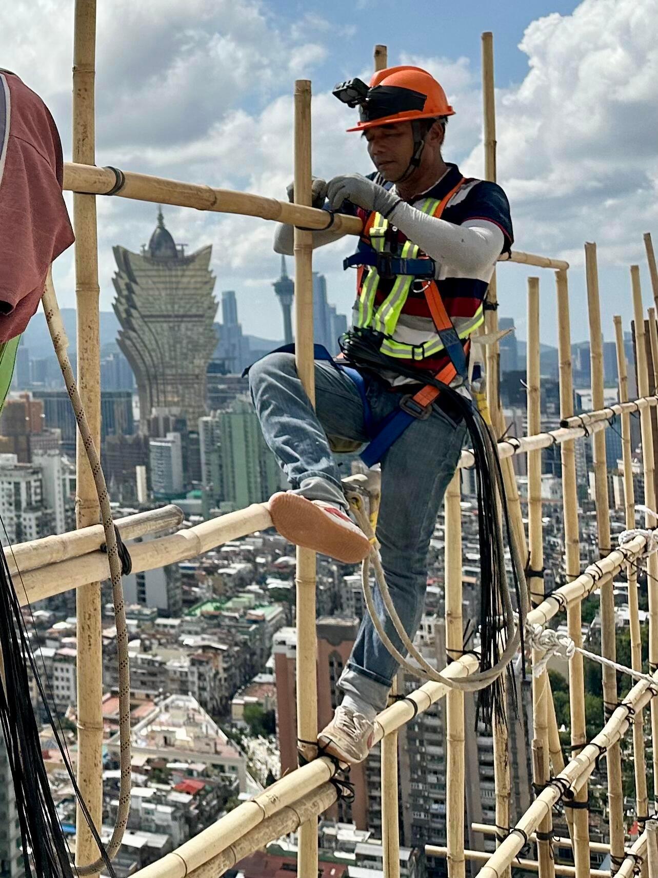 香港大火已致94人遇难默哀香港，澳门的竹制脚手架看来真的要退出历史舞台了。