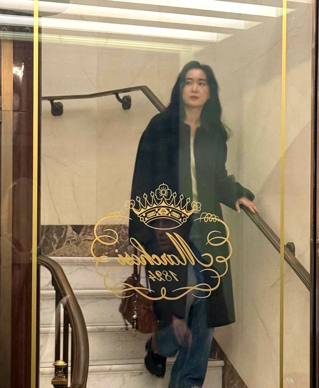 44岁贾玲再瘦20斤！昨天米兰街头被拍，下颌线像刀切，网友：这是张小斐？