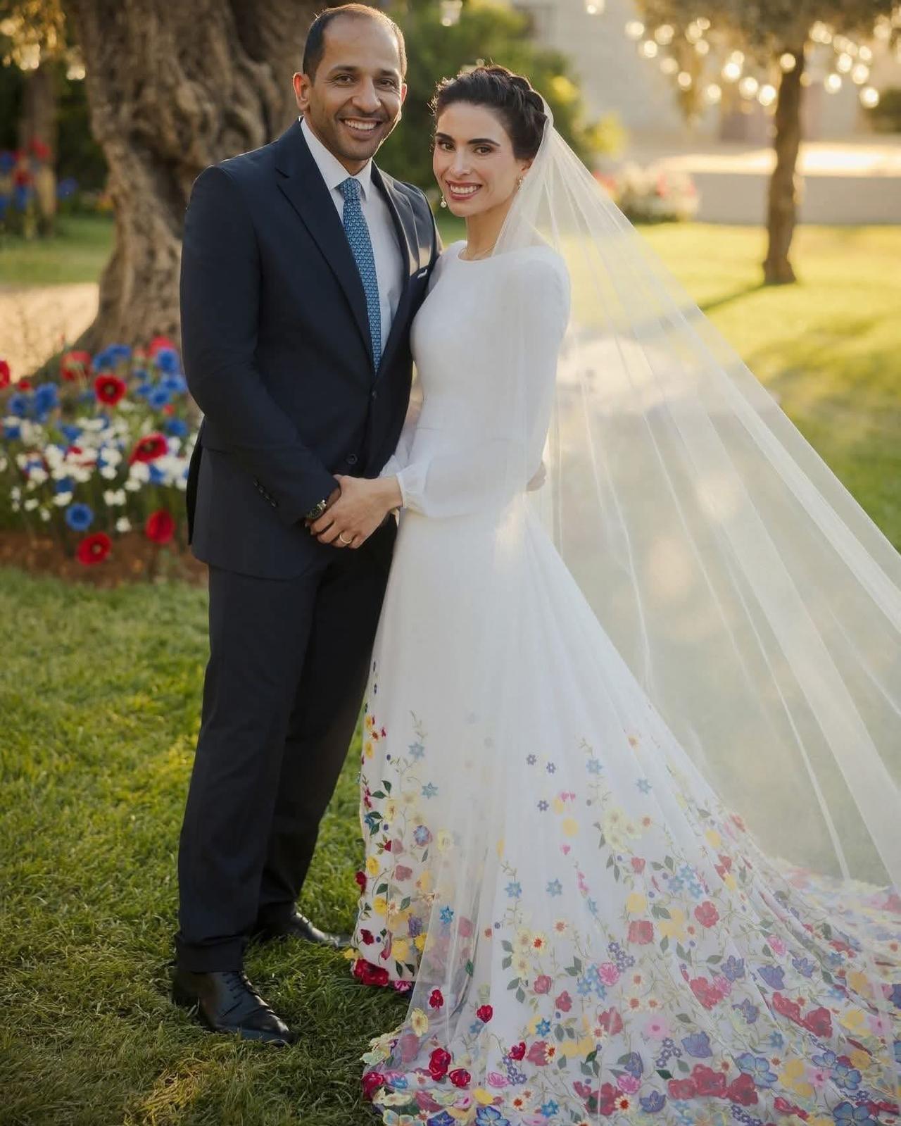 前两天，约旦哈桑王子的外孙女泽金与未婚夫阿卜杜勒医生成婚，这婚纱清新有趣又好看啊