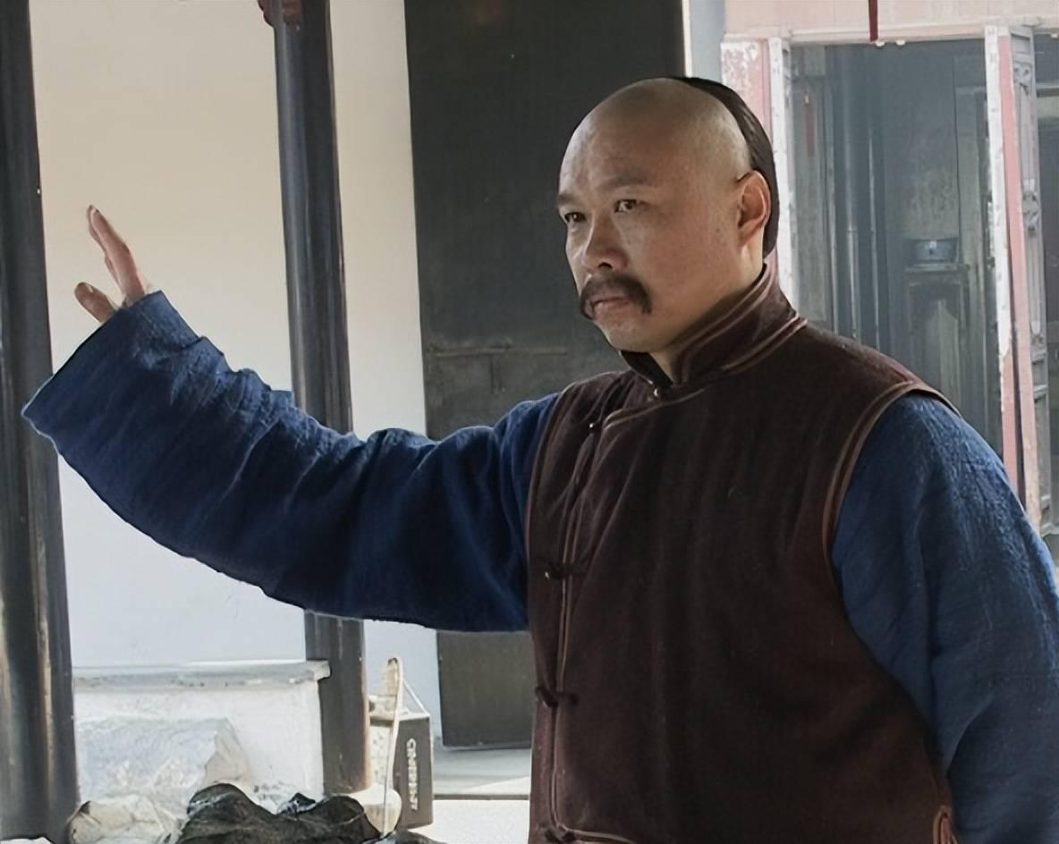 雍正对着满朝文武，发出“无才可用”的感叹。张廷玉却在一旁提醒：皇上，死牢里正关着