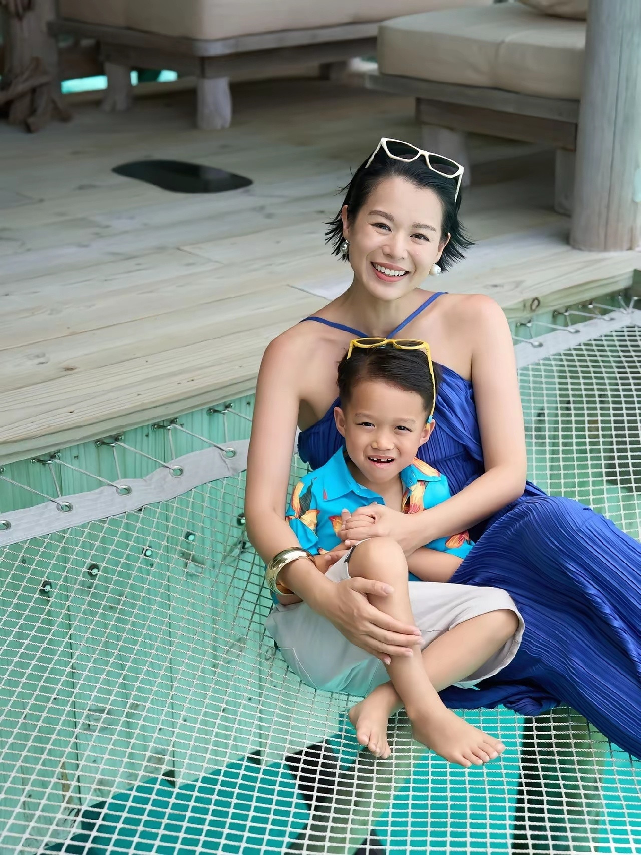 胡杏儿晒出全家海岛度假，一家人整整齐齐，太拉风了！这三个儿子，越来越帅...