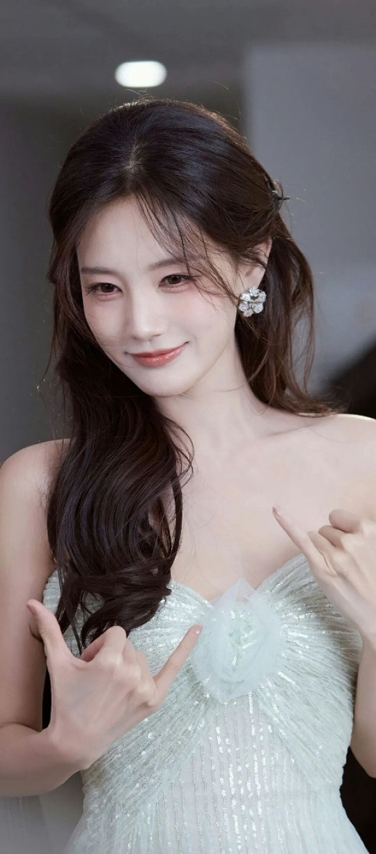 李一桐好权威的一张脸李一桐这张脸也太有权威感了！生图里五官轮廓利落规整，骨相挺拔