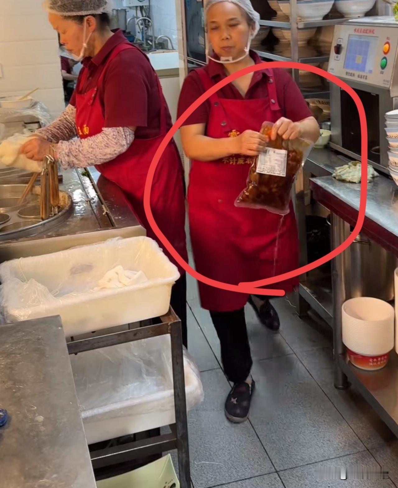 现在的牛肉面馆简单，开袋即食[惊恐][捂脸哭]＃牛肉面＃面馆