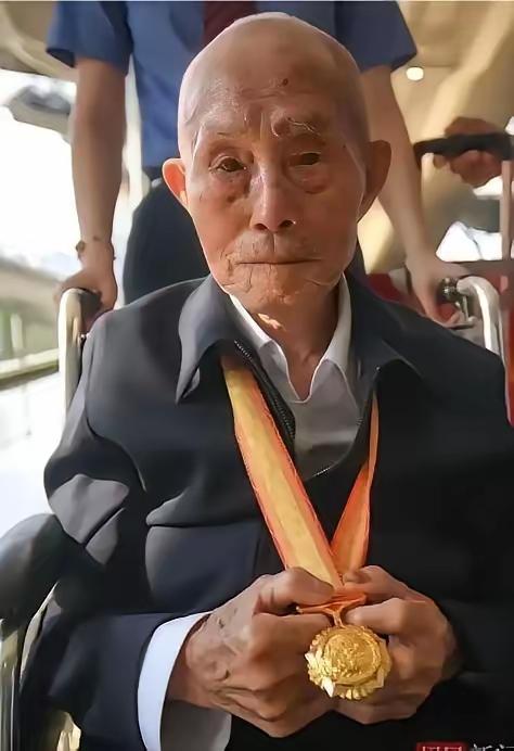 1943年，刘吉祥奉命给前线送80箱子弹，因仓库漆黑，他错把手榴弹当成子弹，没想