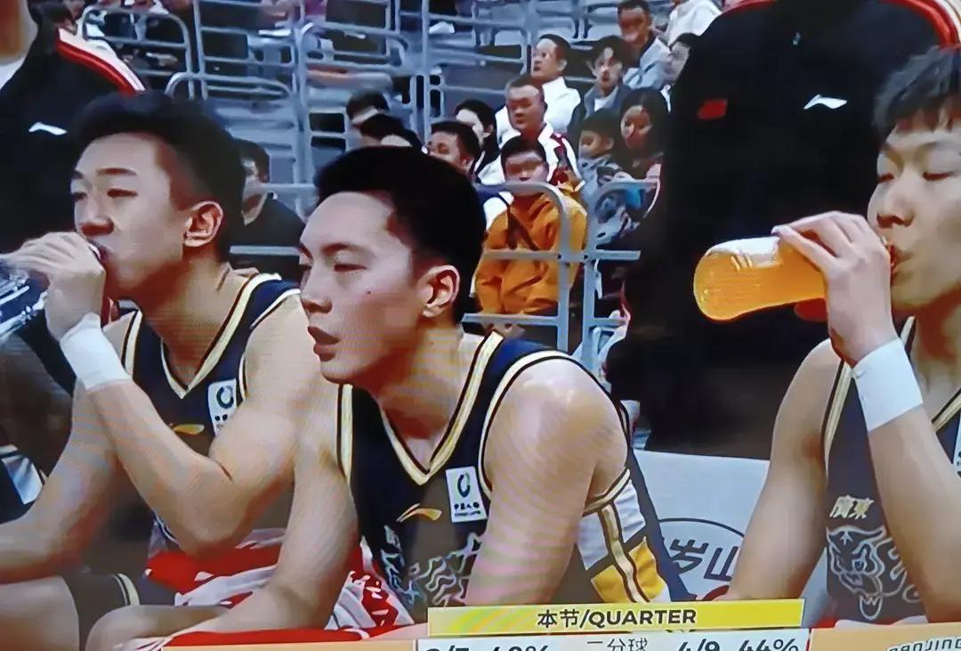 广东赢了，但赢得很丑。三分28%，失误18个，全靠郭昊文一个人浪投32分才