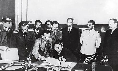 1945年8月15日，日本宣布无条件投降，中国人民沉浸在抗战胜利的喜悦中，但他们