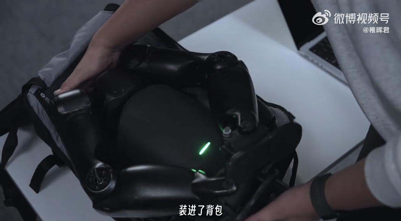 当业界仍在为人形机器人的降本路径争论不休时，中国团队已在小型化赛道上率先落子。上