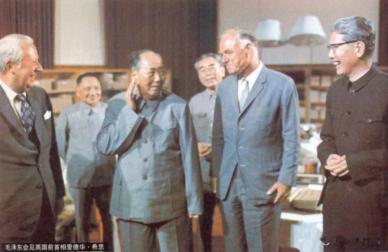 【周总理历史上的今天——5月25日】1974年5月25日，周恩来总理在中南海陪