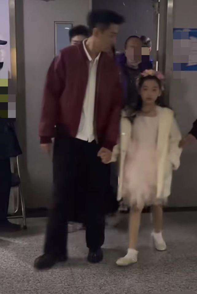 张维伊又带着小酒窝出来“刷脸”了。晚会彩排现场，白色纱裙的小仙女蹦蹦跳跳，这父